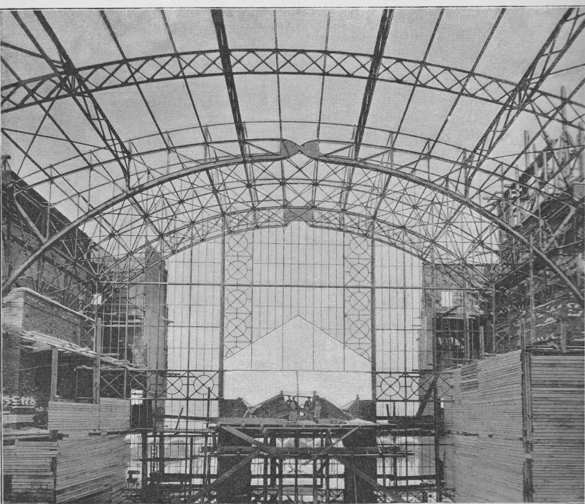 Iron structure of the Industrial Palace’s main hall. Iron structure of the Industrial Palace’s main hall. In the background, the front wall on the north side.